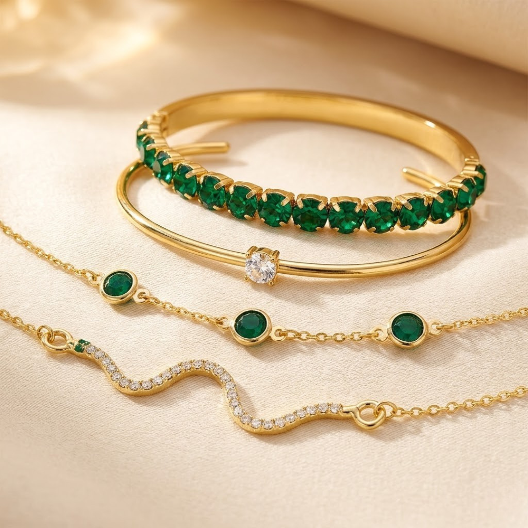 Conjunto de pulseras doradas con piedra verde