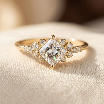Anillo solitario cuadrado dorado