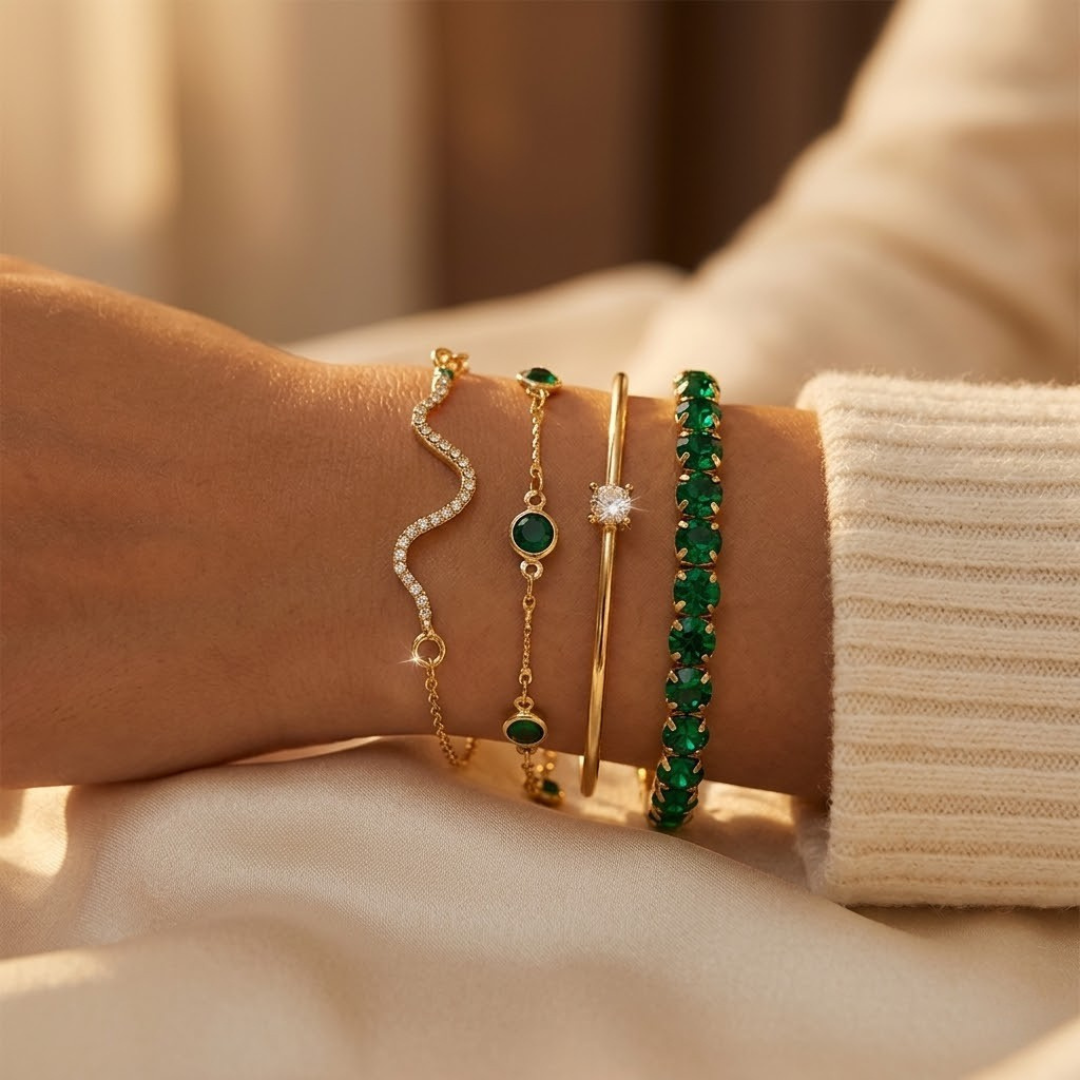 Conjunto de pulseras doradas con piedra verde