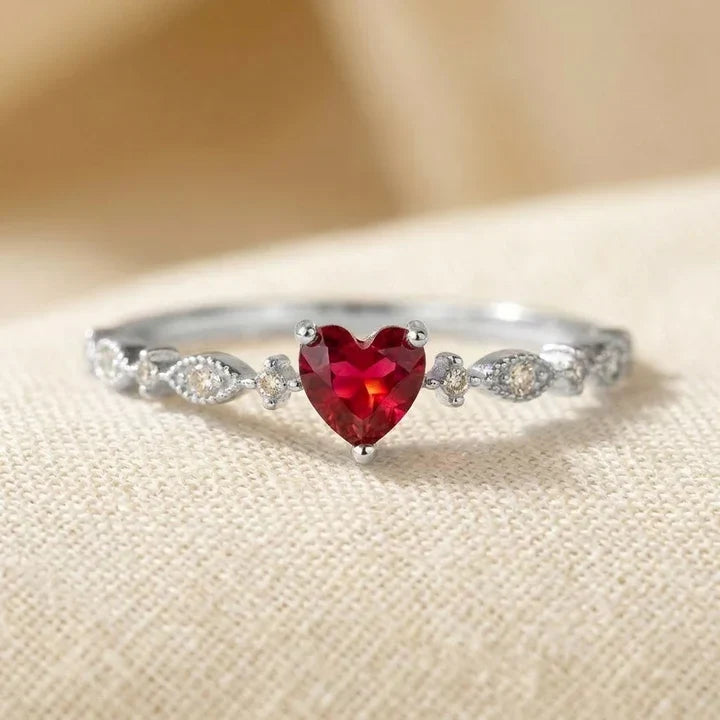 Anillo corazón con piedra roja