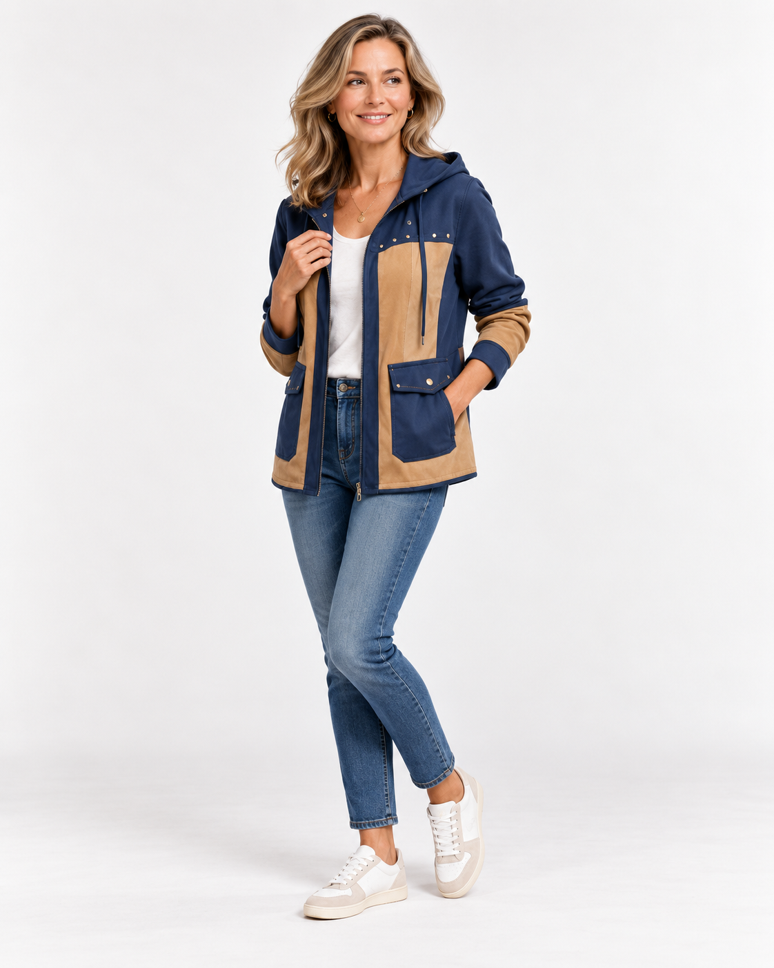 Chaqueta con capucha en azul marino y camello