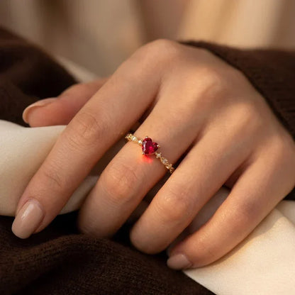 Anillo corazón con piedra roja